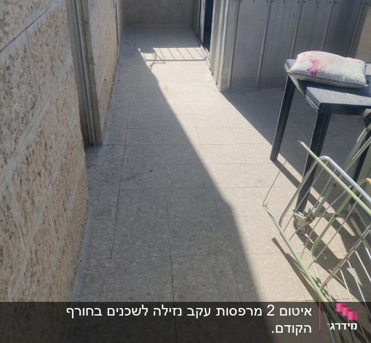 מרפסת עם קירות אבן ורצפת אריחים